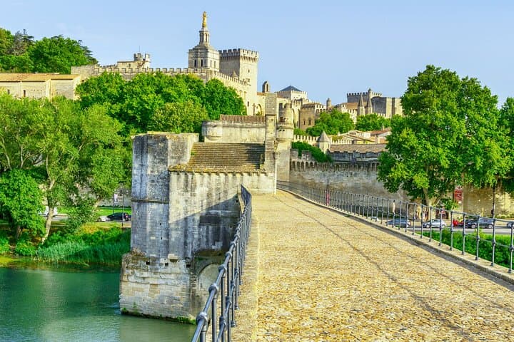 Hello Avignon: Private 2-Hour Intro City Walk with Local Guide