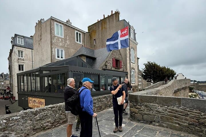 Saint Malo Guided Tours - up on the ramparts, looking out to sea!