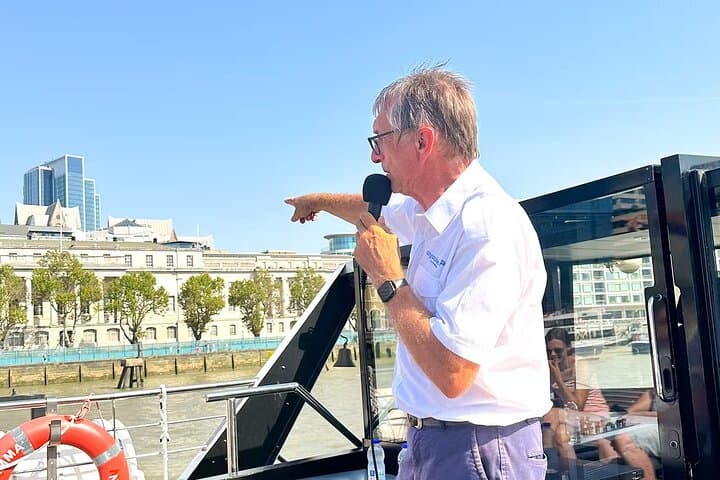 Seine River 1-Hour Sightseeing Cruise from the Eiffel Tower