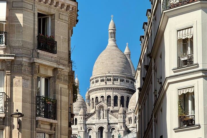 Paris Highlights Tour in Montmartre, Louvre, Notre-Dame and More