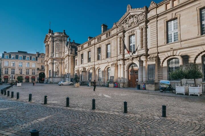 Bordeaux Famous Figures 2h Walking Tour