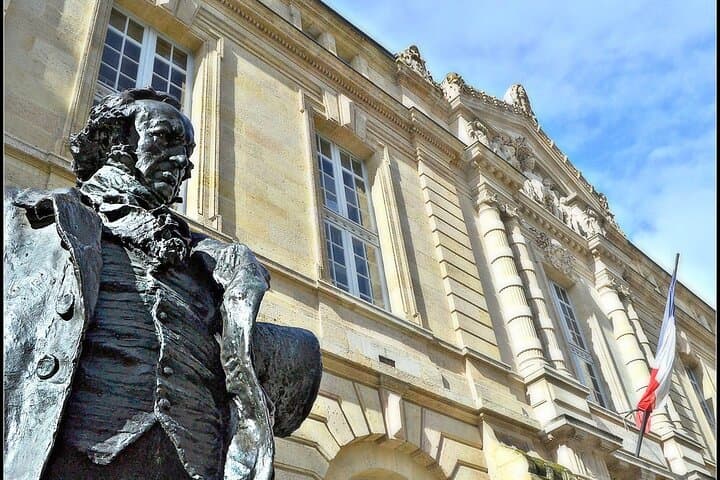 Bordeaux Famous Figures 2h Walking Tour
