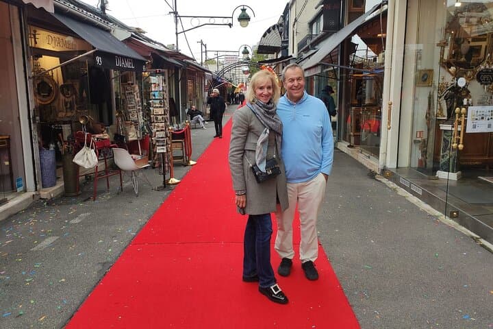 Private Flea Market Tour at Les Puces in Paris