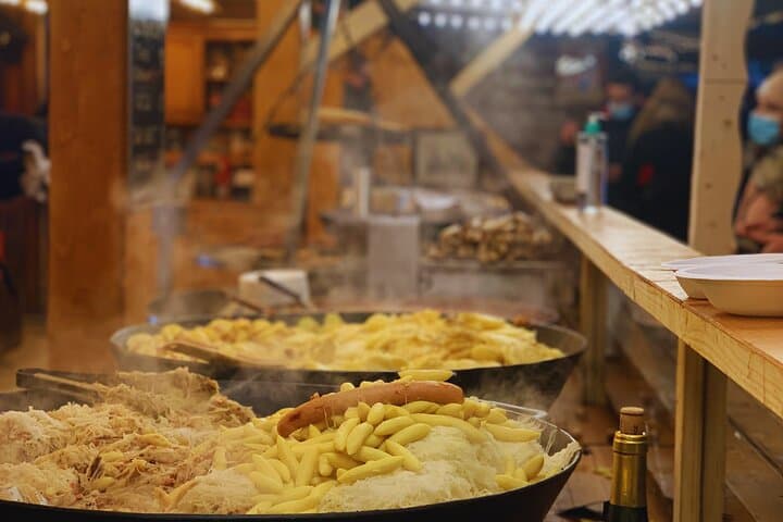 Gourmet place DE and historic: Place Broglie is full of Alsatian dishes (saucroute, Spätzle, etc.). Let yourself be tempted by the festive flavours DE Christmas stalls.