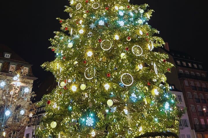 The tallest fir DE France (about 70 years old) is a jewel DE la magic DE Strasbourg, Capital DE Noël. Admire its twinkling lights and grandiose decorations.
