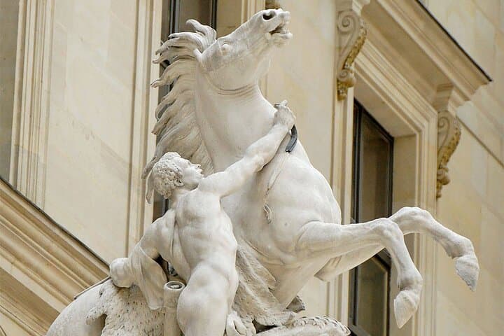 Louvre museum with private hotel pick up and drop