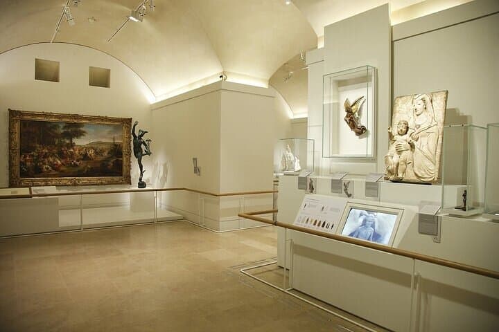 Mona Lisa and Venus de Milo Access with Host in Louvre Museum