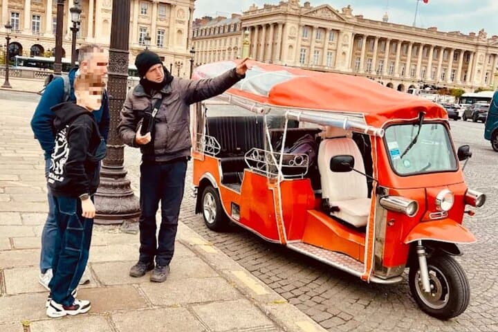 OUR DRIVER RAFAEL PRESENTING THE PLACE DE LA CONCORDE