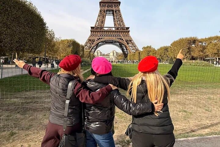 HAPPY LADIES IN PARIS