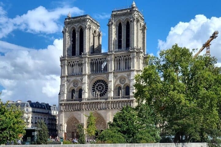 Notre Dame Cathedral Guided Tour with Skip The Line Entry