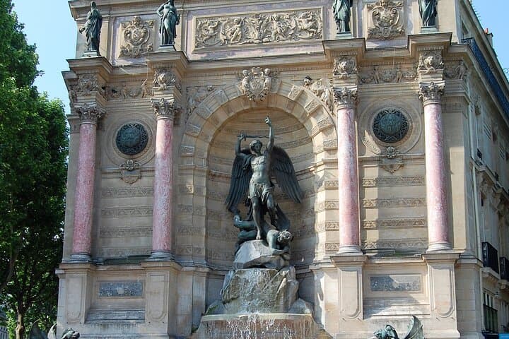 Discover Paris Like Never Before: Private Walking Tour