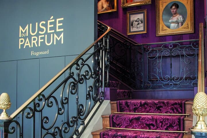 Free Perfume Museum & Opera District Tour in English
