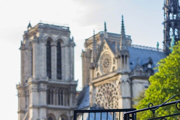 Notre Dame Guided Tour with Scheduled Group Access Option