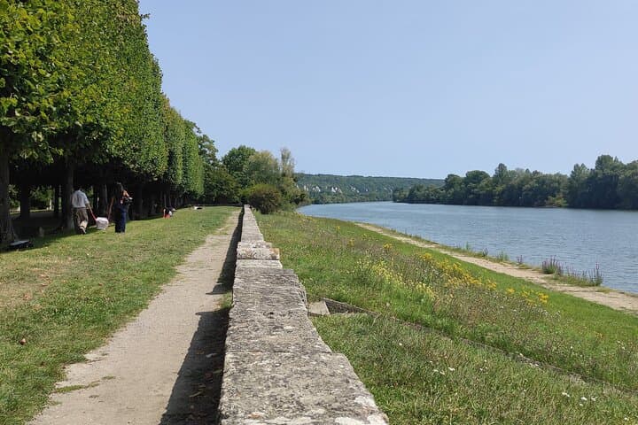 Bike tour between La Roche-Guyon and Giverny