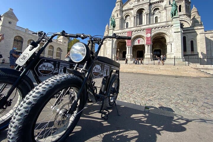 Semi-private electric bike tour DE Montmartre