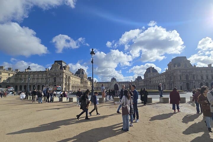 Exterior Tour of the Louvre and the Tuileries Garden