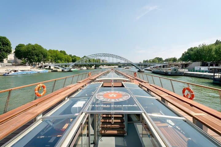 Seine River 1-Hour Sightseeing Cruise from the Eiffel Tower