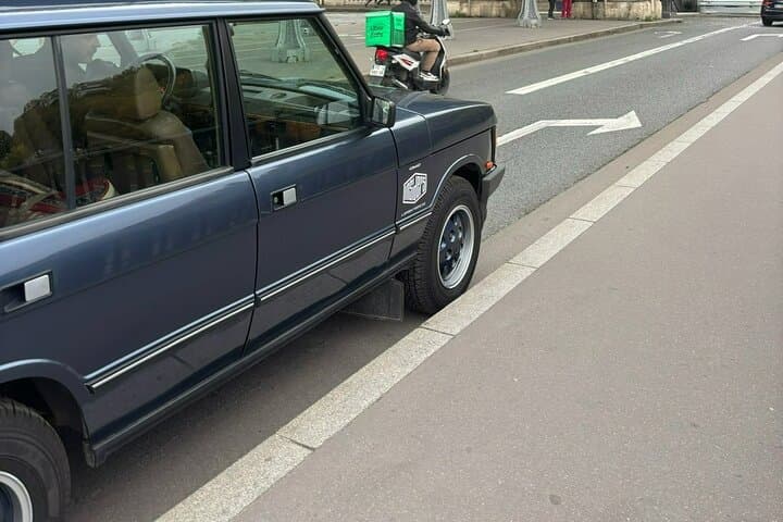 Like a Queen in Paris private tour in Range Rover classic