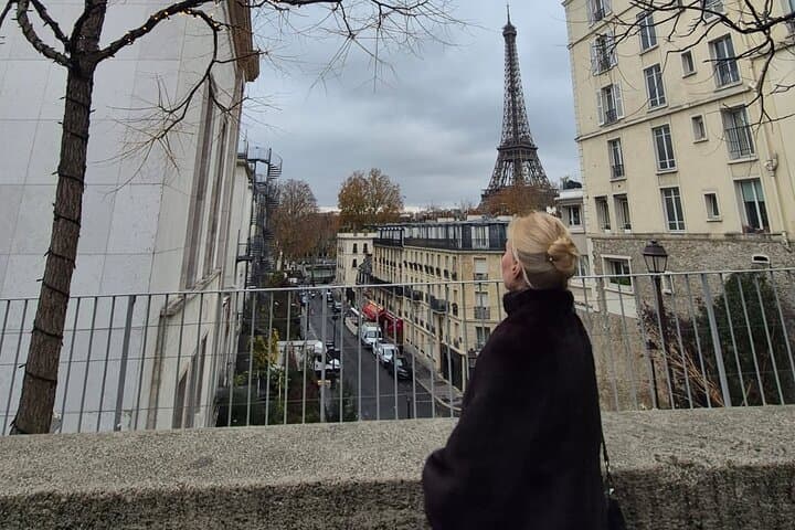 Private Transfer for Women from CDG to Paris
