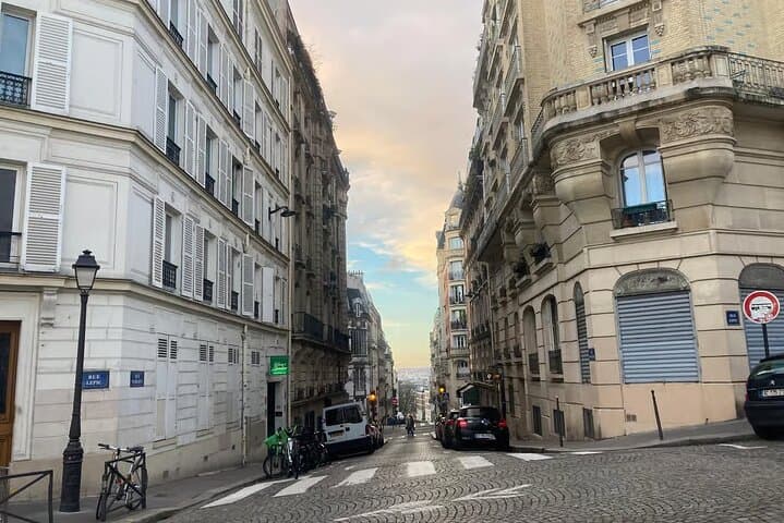 Paris Montmartre Guided Walking Tour with Small Tastings