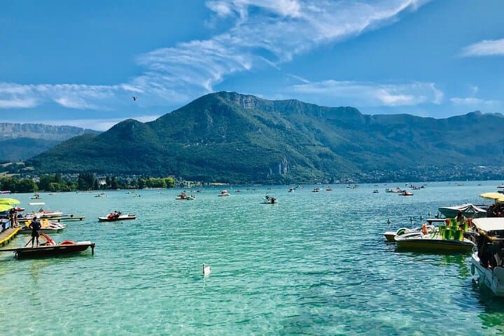 Lake Annecy: The turquoise waters and mountains, jewel of Haute-Savoie.