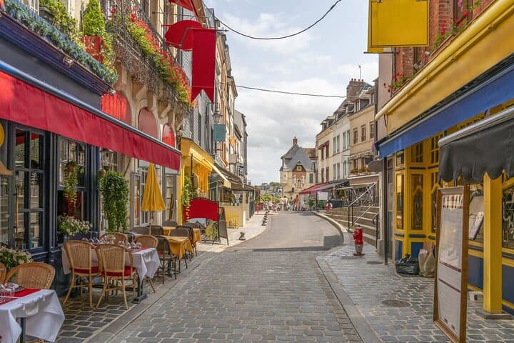 Hello Honfleur: Private 2-Hour Intro City Walk with Local Guide