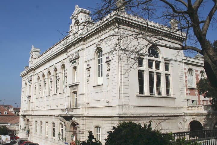 Daviel Pavilion (Town Inn): The elegant 18th century façade marking the entrance to the historic Cart district.