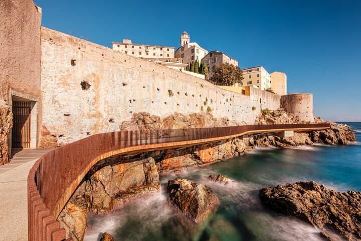 L'Aldilonda: The spectacular promenade suspended above the waves, at the foot of the ramparts.