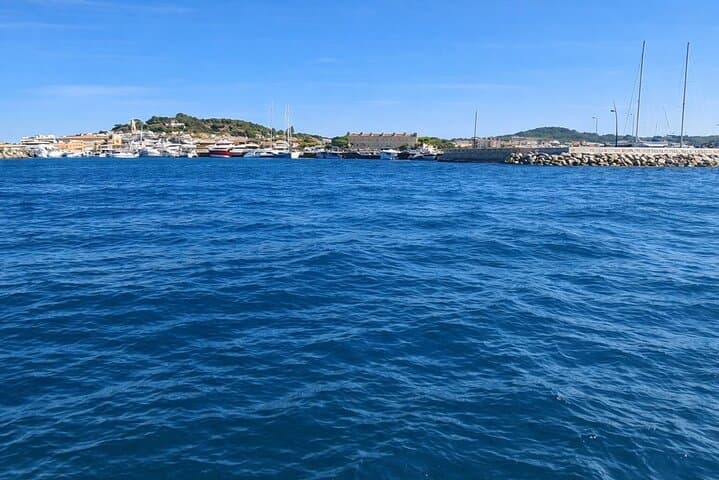 Boat crossing · Open sea · Approaching Saint-Tropez