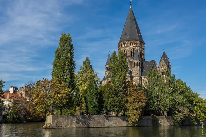 Temple Neuf: The picturesque jewel on Petit-Saulcy Island, on the banks of the Moselle.