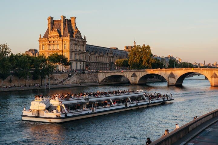 Bateaux Mouches® Sightseeing Cruise in Paris with Champagne
