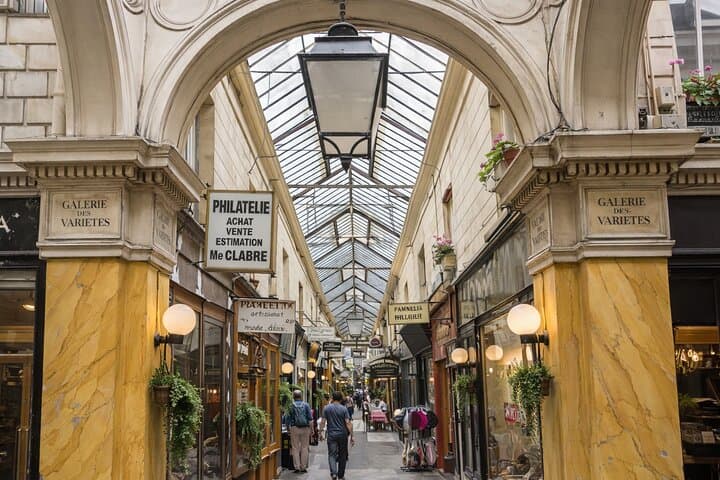 Covered passages of Paris: theatricalized tour in French