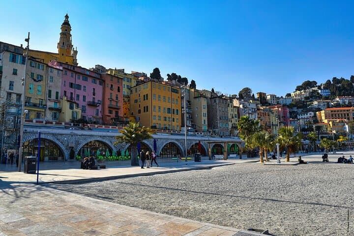 Sablettes Beach: The walk at the foot of the ramparts and historic arches.