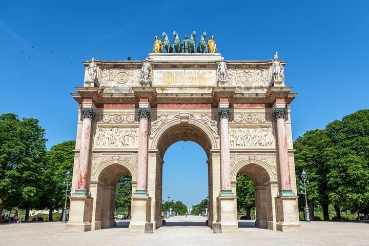 Louvre: French immersive survey tour