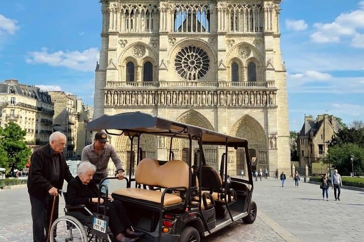 Enjoy Paris highlights without walking, thanks to our accessible private golf cart.