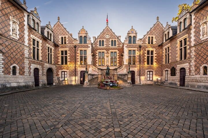 Inn Groslot: The red brick Renaissance jewel that welcomed the kings of France.