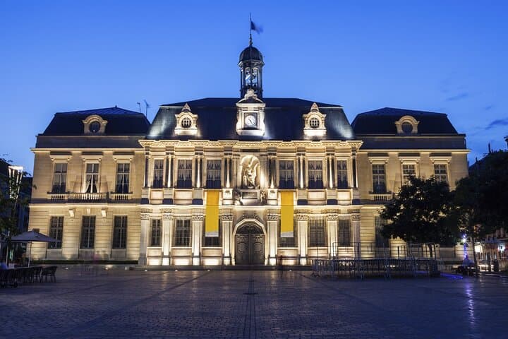 City Inn: The splendid Louis XIII-style façade illuminated on Alexander Israel Square.