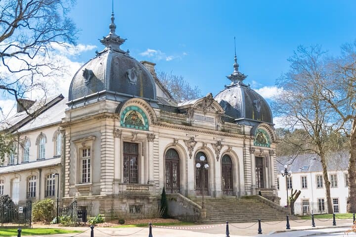 Theatre Max-Jacob: The elegant architecture of the early 20th century, surrounded by gardens.