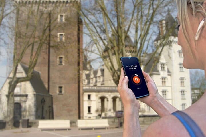 Visit of Pau in freedom: In front of the medieval architecture of Pau Castle.