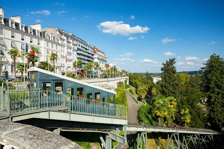Pau funicular: The panoramic descent between Boulevard des Pyrénées and the train station, amidst palm trees.