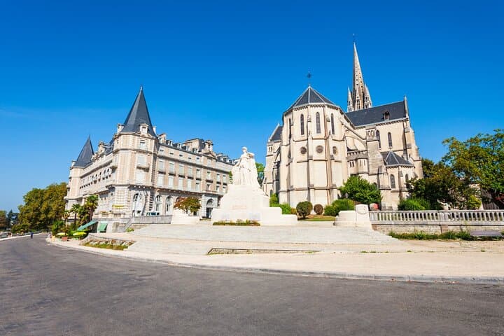 Château de Pau: The birthplace of King Henry IV, classified as a historic monument.