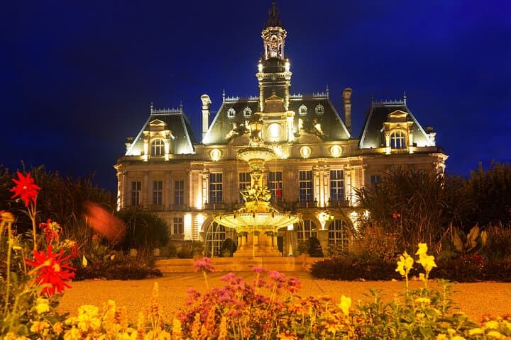 City Inn: The majestic illuminated façade and its famous porcelain fountain.