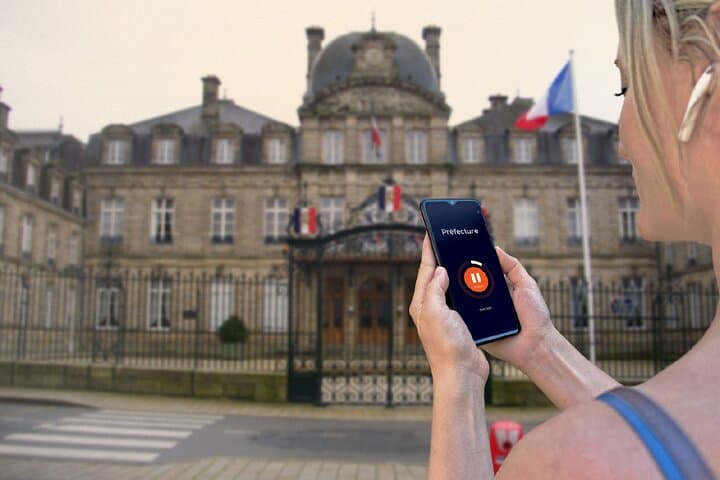Visit of free gates: In front of the elegant architecture of the administrative and historical center.