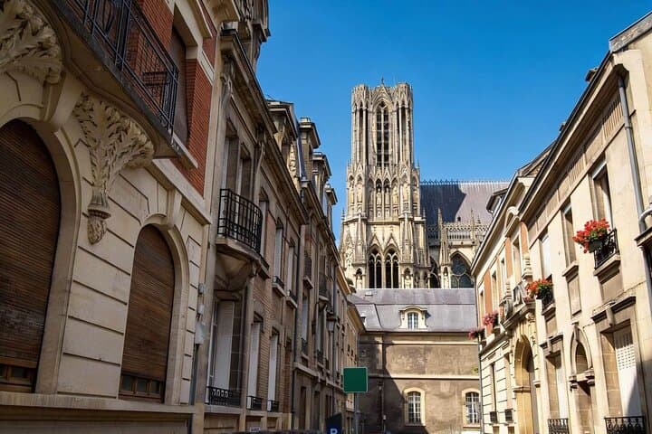 Hello Reims: Private 2-Hour Intro City Walk with Local Guide