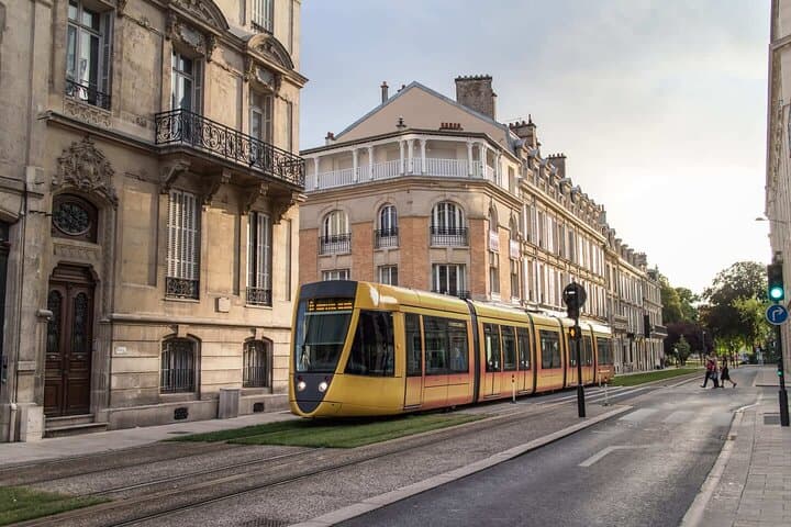 Hello Reims: Private 2-Hour Intro City Walk with Local Guide
