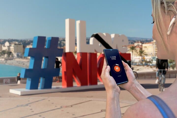 Visit Nice in freedom: The must-see selfie in front of the giant structure "#ILOVENICE" from the point of view of Rauba Capeu.