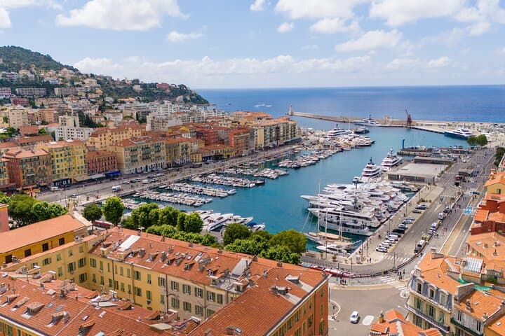 The Old Port (Port Lympia): Panoramic view of yachts and "pointes" (traditional boats) at the foot of Castle Hill.