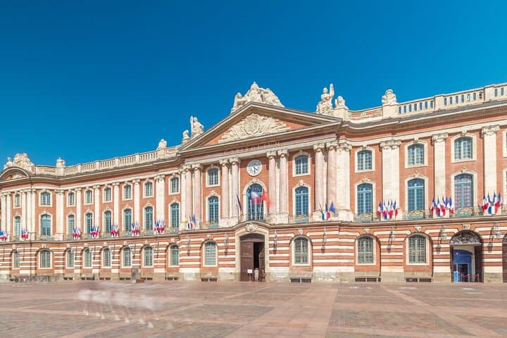 The Capitol: The majestic neoclassical facade of the City Inn, the absolute emblem of the city on the square of the same name.