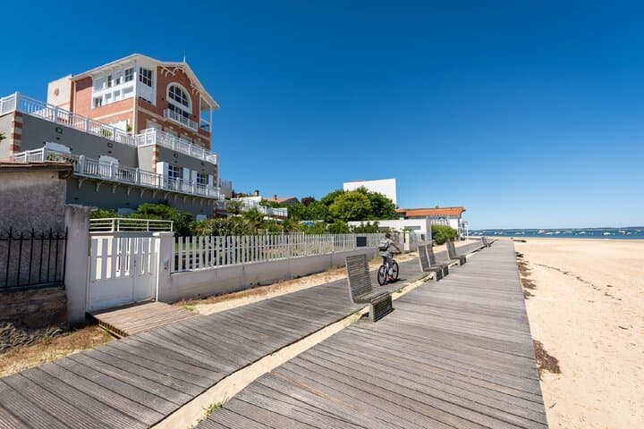 Summer City Walk: Stroll along the beaches and gardens, facing the seaside villas.