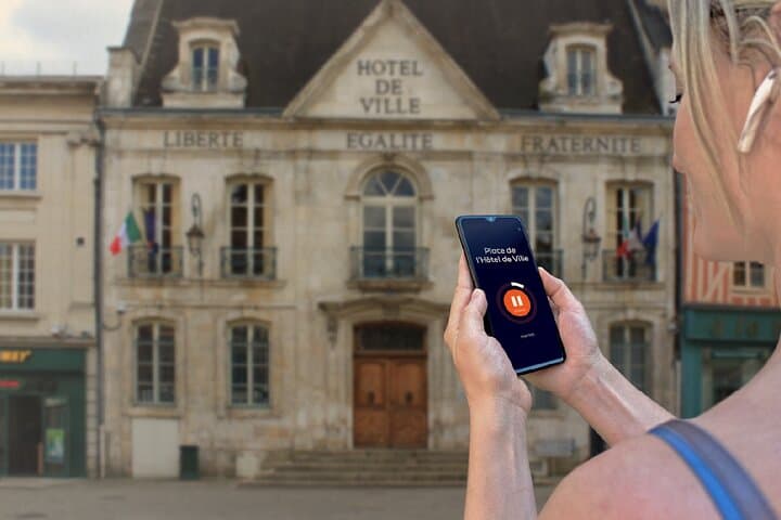 Visit of Auxerre in freedom: In front of the City Inn, former palace of the Counts located in the heart of the Clock district.